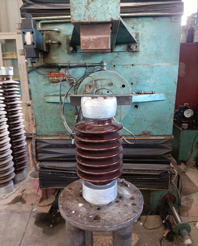 Υψηλής αντοχής πορσελάνη γ-120 μετα Ansi TR-208 μονωτών σταθμών καφετί λούστρο