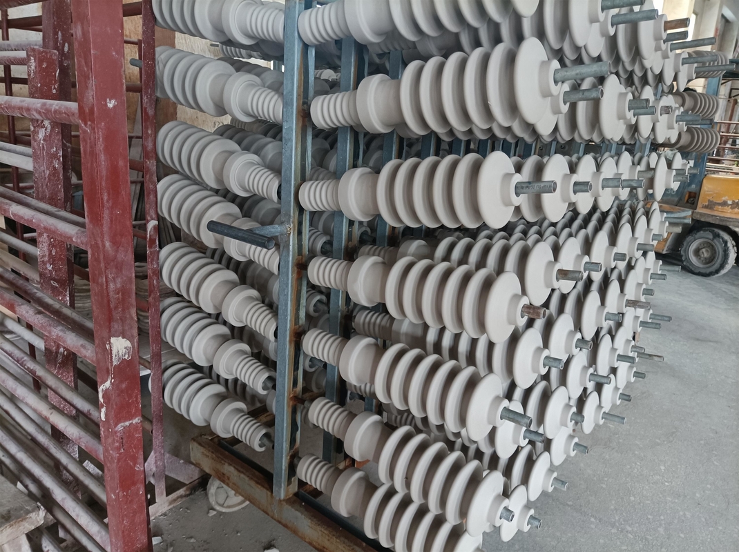 Τυποποιημένη 25.8kV πορσελάνη ΓΑΙΔΆΡΩΝ πετρελαίου IEC που φυτεύει τον καφετή βερνικωμένο cOem με θάμνους